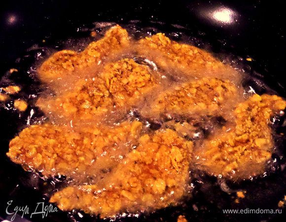 Осторожно переносим в горячее масло заготовки.