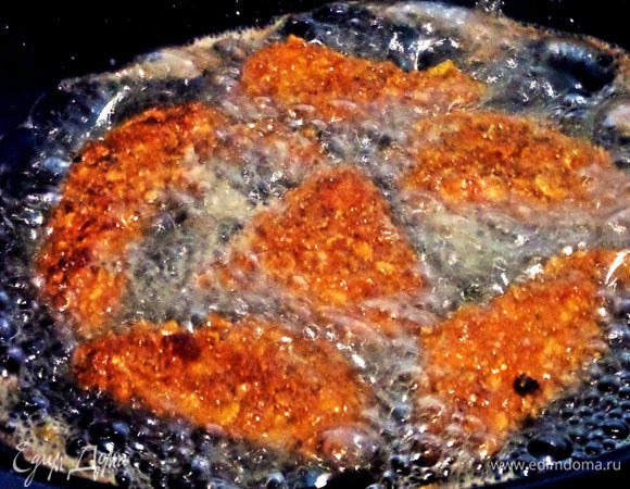 Переворачиваем вилкой и жарим по 5-6 минут с каждой стороны. Но, конечно, проверяем серединку на готовность.