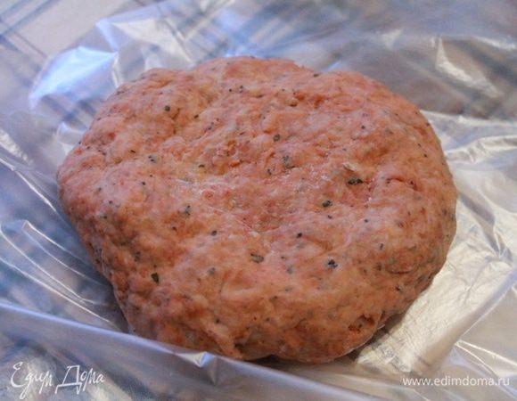 Подготовим тесто для крекеров. Для этого просеиваем муку, добавляем томатную пасту, базилик, измельченный чеснок, соль, растительное масло и по чуть-чуть вливаем воду (может быть воды уйдет чуть меньше). Замешиваем тесто и убираем в холодильник на 30 минут.