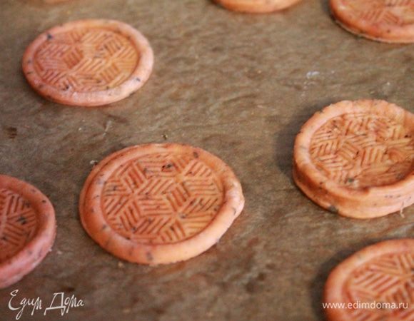 Разогреваем духовку до 180°C. Тесто раскатываем примерно до 2 мм и вырезаем формочкой крекер. Каждый крекер накалываем вилкой и оправляем в духовку на 10-12 минут.