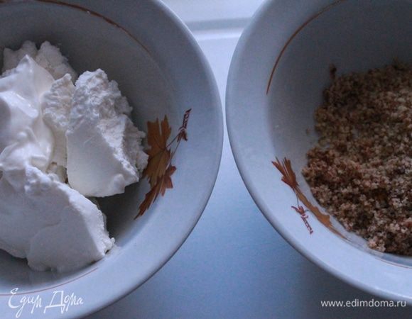 Теперь приготовим сырные елочки. В творог добавляем измельченные орехи, соль, чеснок и мелко рубленные помидоры.