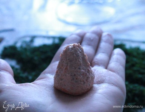 Лепим елочки: берем немного творожной массы и придаем ей форму конуса.