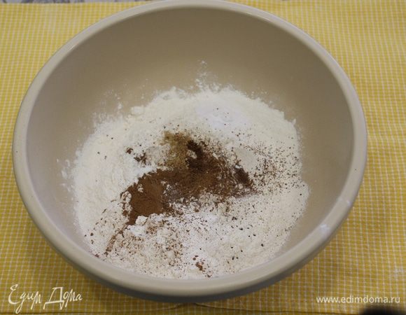 Смешать муку со специями, добавить разрыхлитель и соду.
