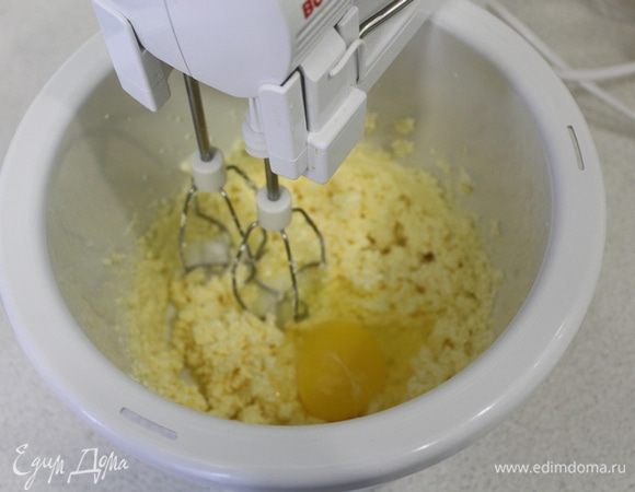 В отдельной чашке мягкое сливочное масло взбить с сахаром, затем по одному вбить яйца.