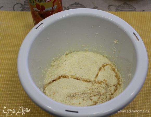 Добавить сахарный сироп, продолжая взбивать.