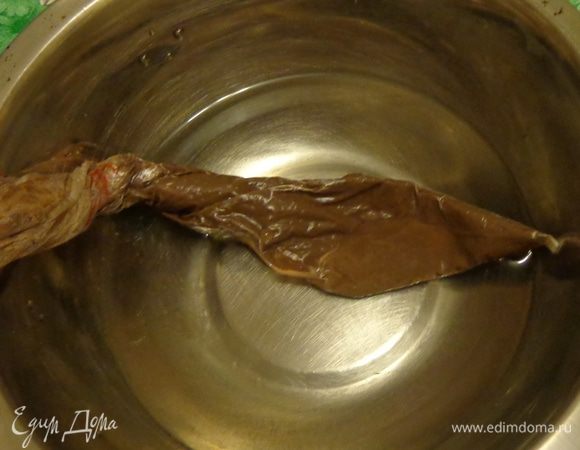 Растопить черный шоколад. Можно сделать это на водяной бане, но лучше прямо в кулинарном мешке, залив его горячей водой, чтобы потом не возиться с переливанием и не пачкать шоколадом все вокруг. Потом сделать в мешке отверстие и спокойно работать. Если использовался не весь шоколад из мешка, можно закрыть отверстие прищепкой и так хранить до повторного употребления.
Но, здесь все и просто, и непросто. Просто растопить шоколад на водяной бане и налить его в форму. Непросто — залить так, чтобы не образовались пузырьки воздуха, и он как следует застыл в форме. Так что лучше не проявлять нетерпение, а подольше подержать форму в холодильнике, иначе вся работа пойдет насмарку! У меня в первый раз так и получилось.