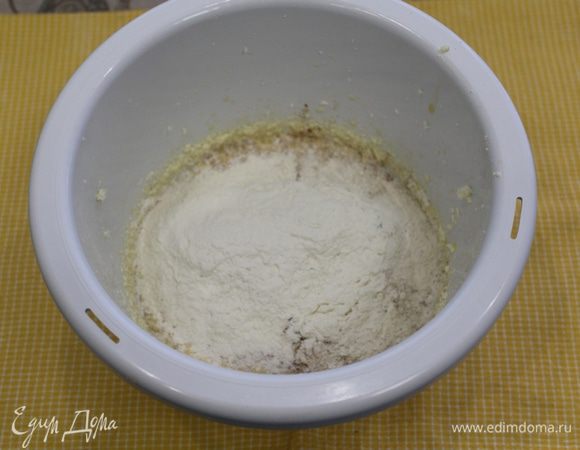 Затем добавляем половину мучной смеси...