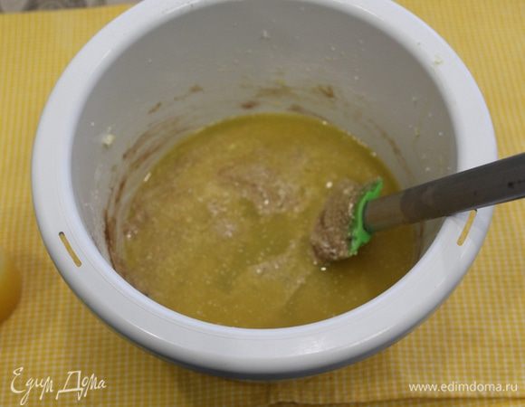 Добавить апельсиновый сок и снова мучную смесь, хорошо перемешать, вылить в форму 24 см. Тесто должно быть, как густая сметана.