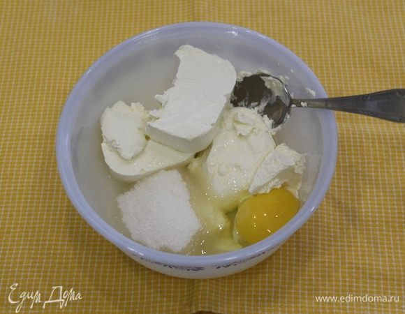 Для глазури смешать сливочный сыр с сахаром и яйцом.