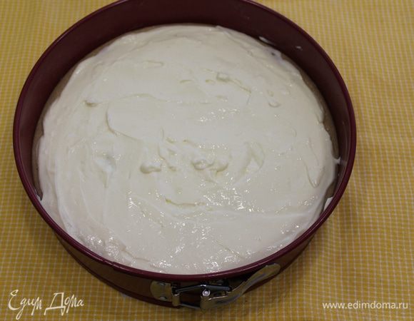 Аккуратно выложить сливочный слой на тесто.