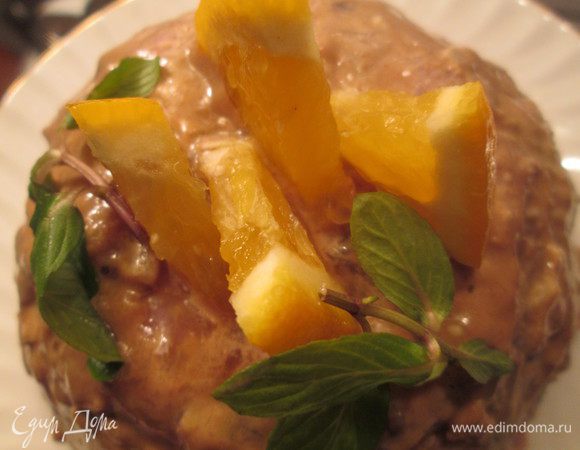 С готового террина я сняла грудинку и покрыла его смесью дижонской горчицы, майонеза и лимонного сока (по 1 ч. л. каждого).

Даем террину выстояться в холодильнике 12 часов под грузом, чтобы он стал достаточно плотным и его легко было нарезать. К тому же, под прессом сок становится желеобразным и консистенция более эластичная.
С наступающим праздником!