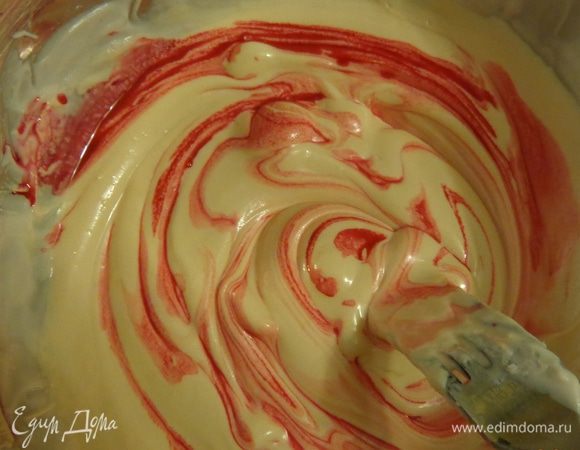 Тем временем растопить белый шоколад и глазурь. Это лучше сделать все-таки на водяной бане, потому что надо будет в шоколад добавить пару капель красной краски. Тщательно перемешать. 