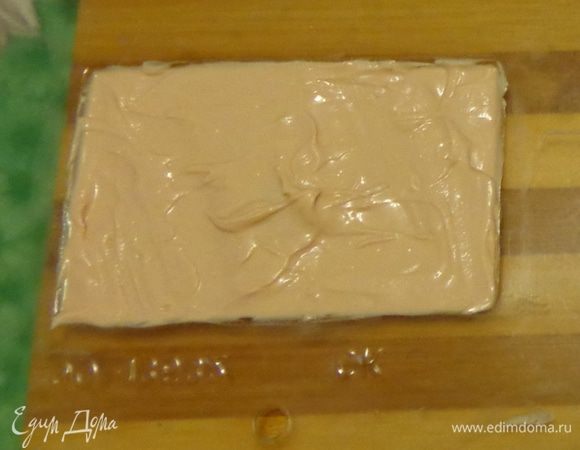 Поместить шоколад в мешок и залить всю форму. После заливки немного постучать формой об стол, чтобы удалить пузырьки воздуха и разровнять верхний слой, с окошек и дверного окна счистить шоколад, чтобы получились отверстия.  На фото это еще не сделано. Опять хорошенько охладить. 