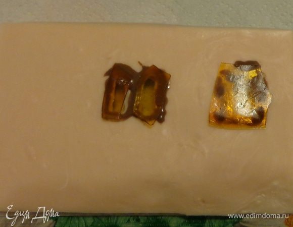 Растопить карамель и сделать окошки, приклеив их с обратной стороны.