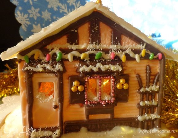 Две части крыши залить белым шоколадом. Когда все будет готово, собрать домик, склеивая детали растопленным шоколадом.