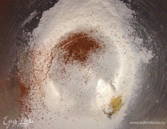 Смешать муку, корицу, соду, имбирь и соль все хорошо просеять!