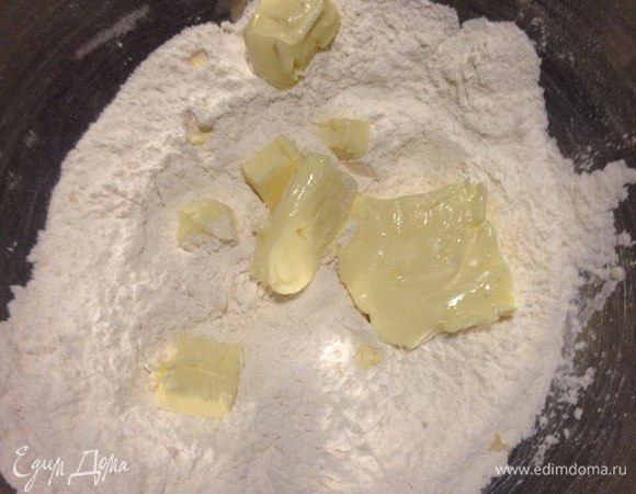 Холодное сливочное масло порезать на маленькие кусочки и закинуть в муку, и руками быстро растереть масло с мукой, чтобы оно не начало таять — делаем все быстро! 
