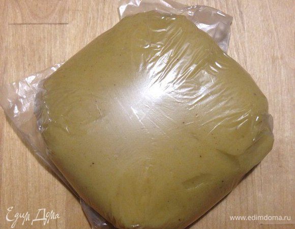 Из теста делаем шарик и кладем его в пленку и в холодильник на 1 час.