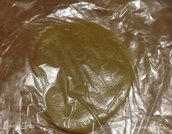 Вынимаем тесто и раскатываем его, я раскатывала на пленке и накрывала сверху тоже пленкой, и вот так раскатывала толщиной 3-6 мм.