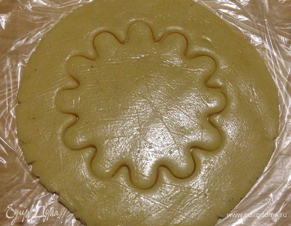 С помощью формочек вырезаем из теста будущее печенье.