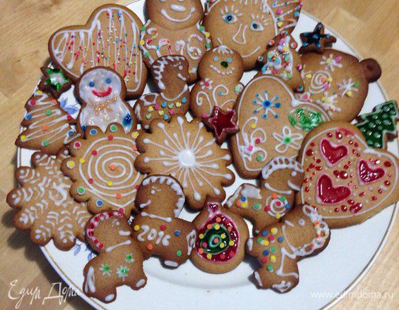 Украшаем печенье глазурью, смешиваем яичный белок и сахарную пудру, если густовато, то добавляем немного водички.
Я еще пользовалась кондитерскими посыпками.