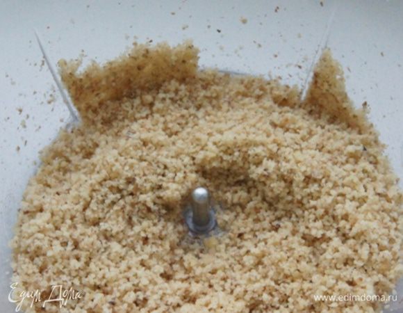 Миндаль измельчить в муку.

* Я заменила его на грецкие орехи.