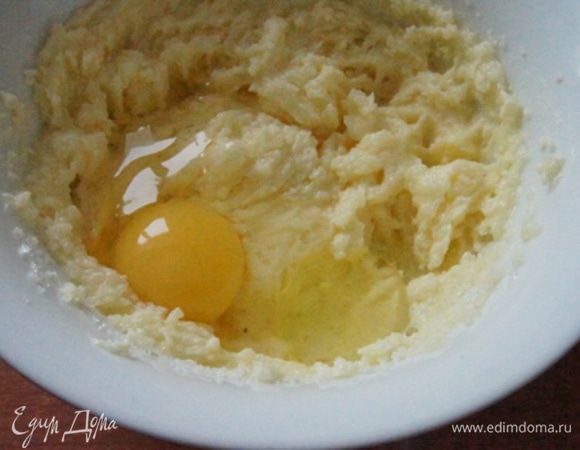По одному добавить яйца и хорошо взбить.

*Я брала крупные яйца, хватило 2 штук.