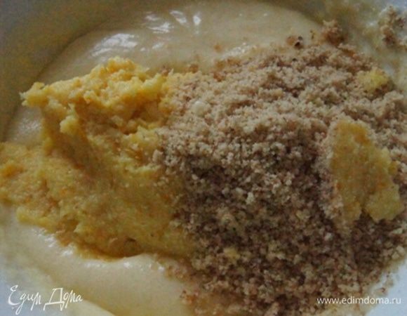 Теперь добавить апельсиновое пюре и орехи, смешать миксером.