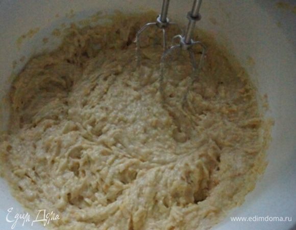 Добавить муку и перемешать, долго не взбивать.