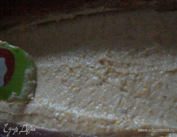 Духовка разогрета до 180°C. Форму смазать маслом и присыпать мукой (или как я — манной крупой). Переложить тесто в форму и выпекать 40-45 минут. Остудить.

* Ориентируйтесь на свою духовку, я пекла на 200°C.