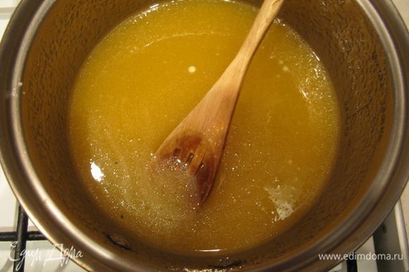 В сотейнике растопите сахар, мед и сливочное масло.