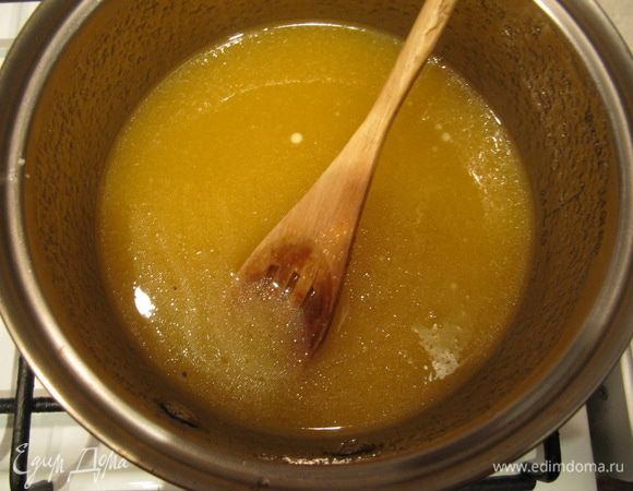 В сотейнике растопите сахар, мед и сливочное масло.