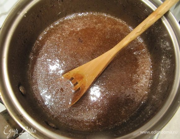 Пока ингредиенты превращаются в однородную массу, добавьте смесь специй и перемешайте.