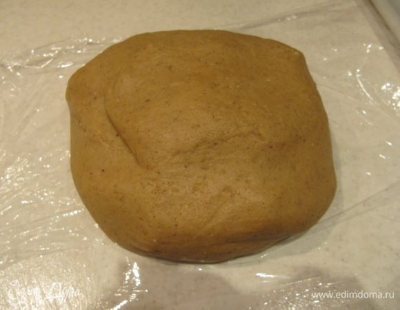 Замешиваем тесто.
Сначала добавляем в жидкую смесь треть от всей предварительно просеянной муки и постоянно помешиваем лопаткой, чтобы не осталось комочков. Затем добавляем яичный желток и оставшуюся муку с разрыхлителем и содой. Тщательно вымешиваем тесто до гладкого эластичного состояния.