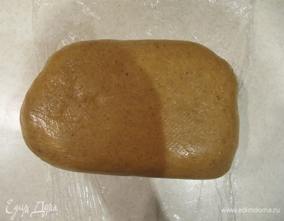 Готовое тесто заворачиваем в пищевую пленку и отправляем в холодильник минимум на 2 часа, а в идеале на несколько дней (до 6 суток).