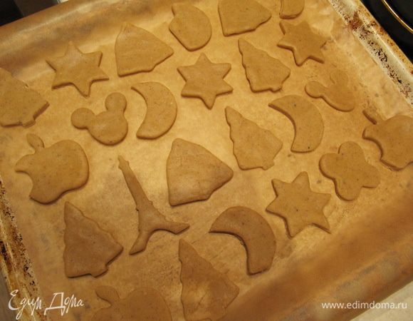Тесто раскатать на слегка припыленной мукой поверхности в тонкий пласт и с помощью формочек вырезать печенье. Разложить на противне, застеленном пергаментом или силиконовым ковриком, и отправить в предварительно разогретую до 200°C духовку на 10-15 минут. 
