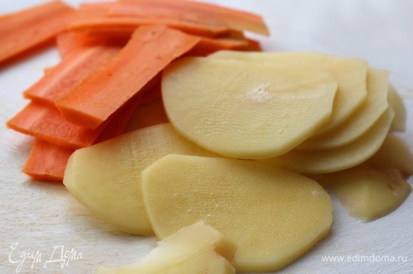 Сделать чипсы. Картофель и морковь почистить и натереть на терке-мандолине.