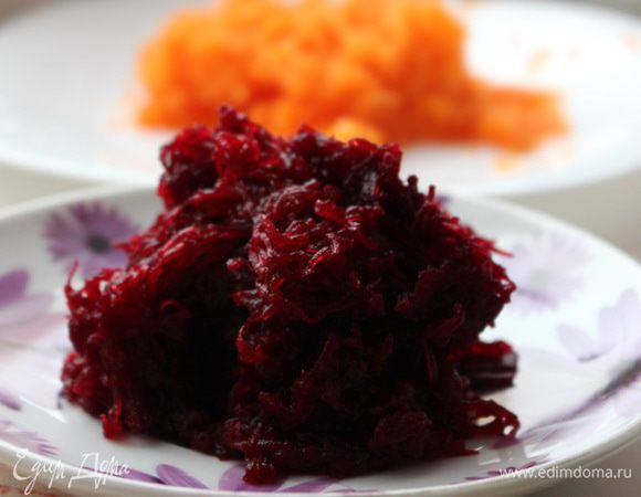 Вареную свеклу и морковь натереть на мелкой терке.