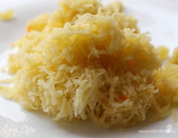 Вареную картошку натереть на мелкой терке.