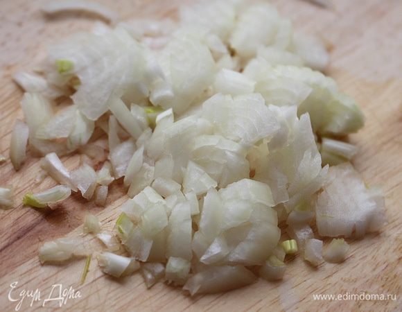 Репчатый лук мелко нарезать. Залить холодной водой на 15 минут, каждые пять  минут меняя воду на свежую. Воду слить, лук отжать и промокнуть бумажным полотенцем.