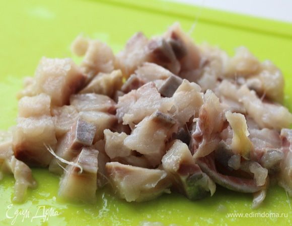 Селедку нарезать мелкими кусочками.