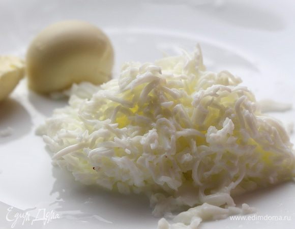 Яйцо отварить. Белок и желток отдельно натереть на мелкой терке.