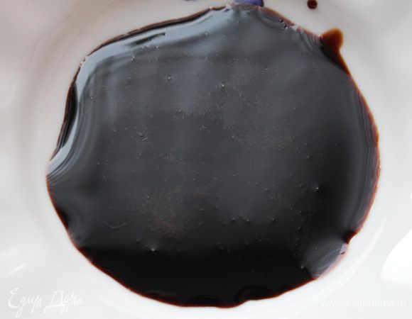 Сделать бальзамический крем (или купить готовый). Сковороду разогреть. Добавить сахар и бальзамический уксус и довести на сильном огне до кипения. Затем огонь уменьшить, смесь выпаривать 5-7 минут. Смесь должна немного загустеть, а на поверхности появятся большие пузырьки. Снять с огня и остудить.