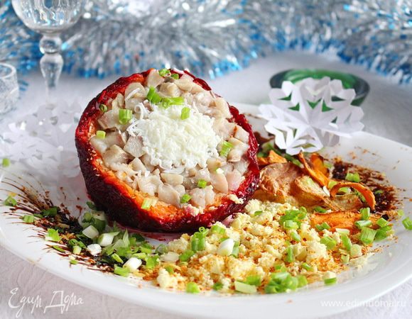 Салат аккуратно достать и выложить на тарелку, украшенную натертым желтком и измельченными чипсами. Рядом выложить целые чипсы, сделать узоры из бальзамического крема. Сверху салат посыпать измельченным зеленым луком.