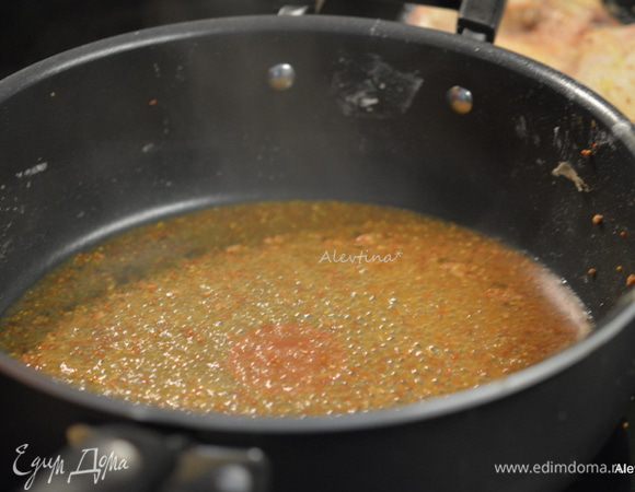 На сковороду вылить вино Марсала.