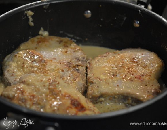 Добавить горчицу крупнозерновую, сливки и перемешать. Вернуть свиные отбивные. Раз перевернуть. Если жидкость у вас испарится добавить немного воды или бульона.