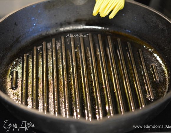 Смазать сковороду гриль маслом 1 ст. л. Разогреть духовку до 200°С.