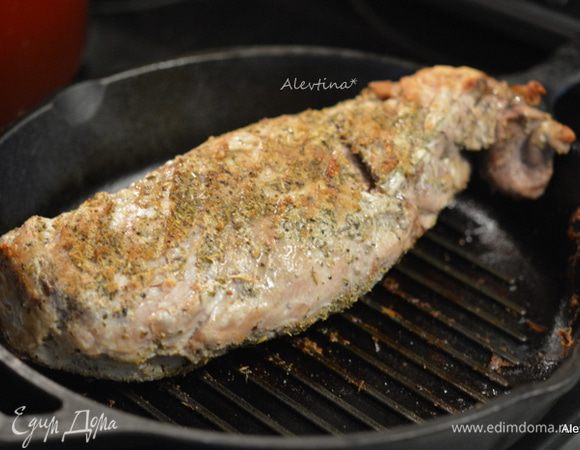 Смазать свиную вырезку 1 ст. л. маслом. Обсыпать со всех сторон смесью специй. Выложить на сковороду. Поставить в духовку. Раз перевернуть. Каждая сторона по 20 минут.