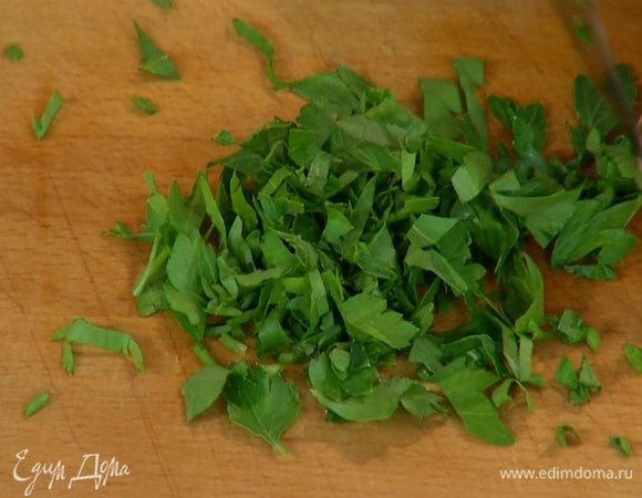 Петрушку мелко порубить.