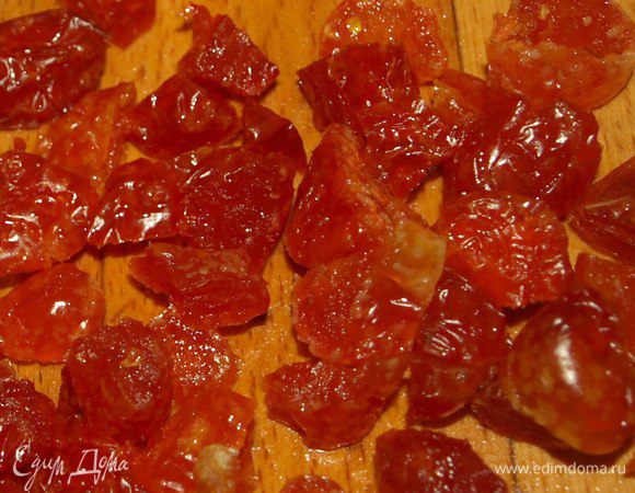 Вишню кладем в сито и обдаем горячей водой. Вишню обсушить бумажными полотенцами и мелко нарезать/